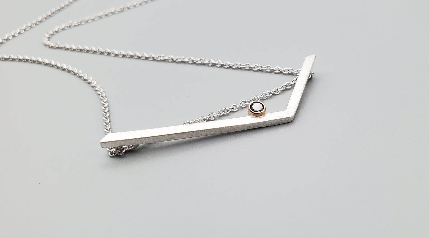 Angles threaded chain with Spinel