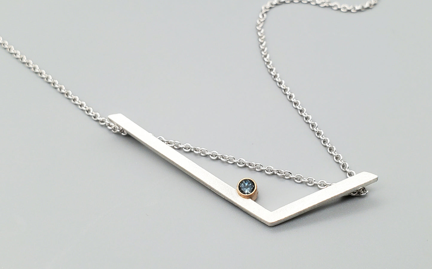 Angles threaded chain with Spinel