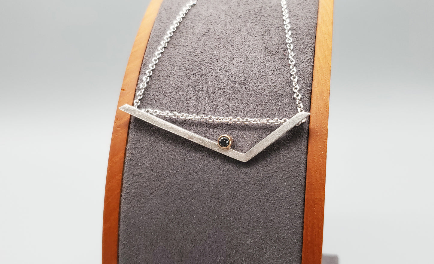 Angles threaded chain with Spinel